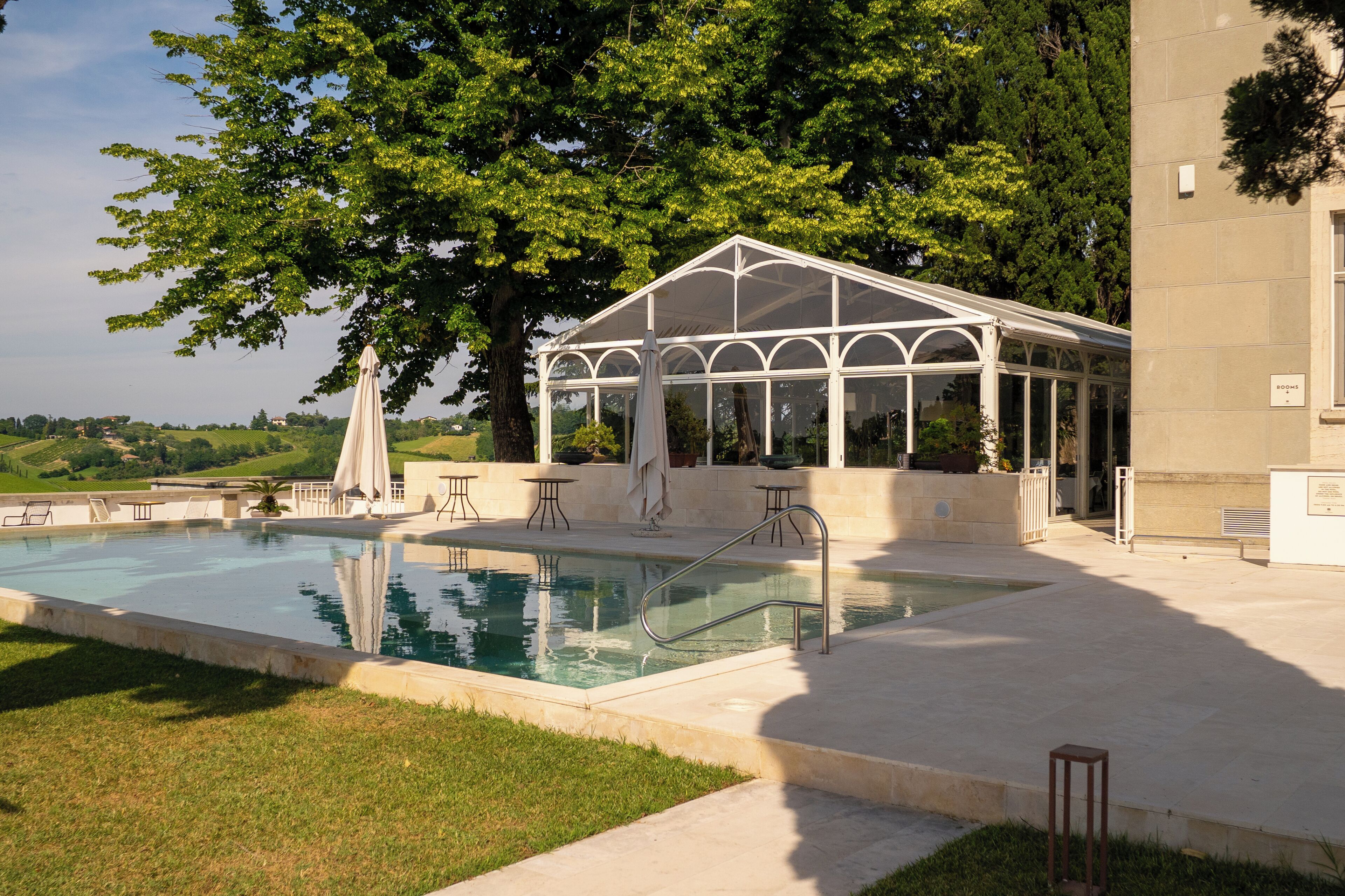 Piscina stagionale all'aperto, ombrelloni da piscina, lettini