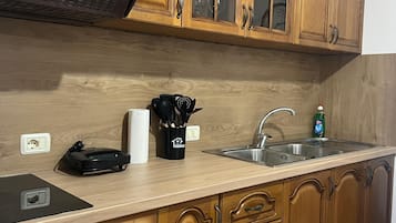 Kühlschrank, Ofen, Herdplatte, Wasserkocher mit Kaffee-/Teezubehör