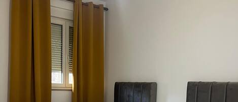 1 habitación, tabla de planchar con plancha, wifi y ropa de cama
