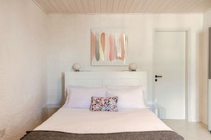 1 dormitorio, tabla de planchar con plancha, ropa de cama