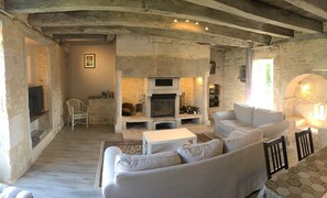 Televisión y chimenea 