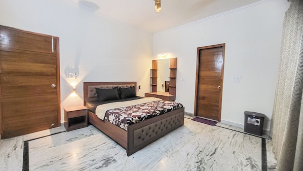 4 habitaciones, tabla de planchar con plancha, wifi y ropa de cama 