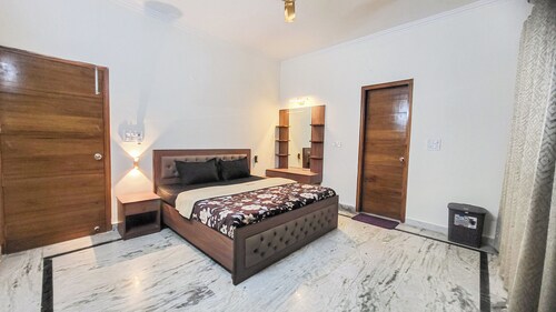 Spacious 4-bedroom apartment with WiFi, AC in fantastic New Delhi