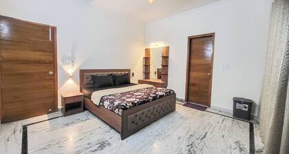 Spacious 4-bedroom apartment with WiFi, AC in fantastic New Delhi