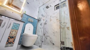 Ducha, toallas, jabón y papel higiénico