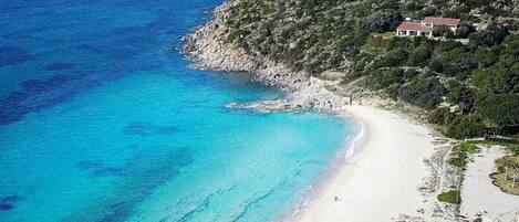 Una spiaggia nelle vicinanze
