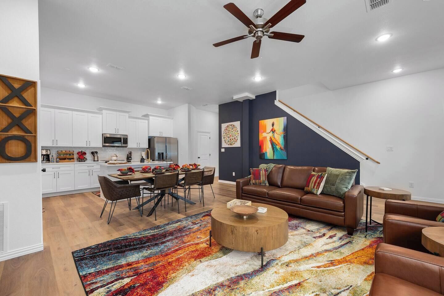 تلفزيون ذكي، مدفأة، مكتب