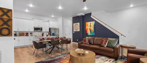 تلفزيون ذكي، مدفأة، مكتب