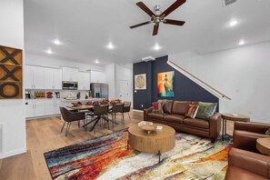Smart TV, chimenea y oficina 
