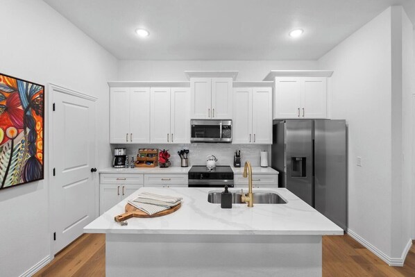 Kühlschrank, Mikrowelle, Ofen, Herdplatte