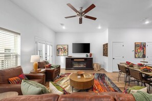 Smart TV, chimenea y oficina 