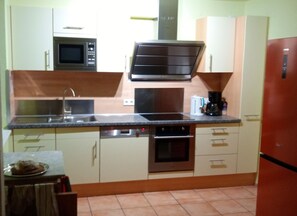 Frigorífico, microondas, horno y lavavajillas