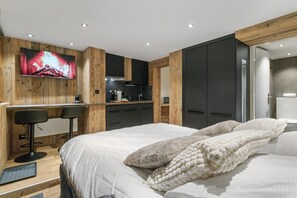 1 habitación, tabla de planchar con plancha, wifi gratis y ropa de cama