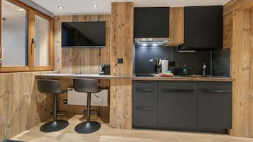 KĂŒhlschrank, Mikrowelle, Herdplatte, Wasserkocher mit Kaffee-/Teezubehör