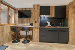 Kühlschrank, Mikrowelle, Herdplatte, Wasserkocher mit Kaffee-/Teezubehör