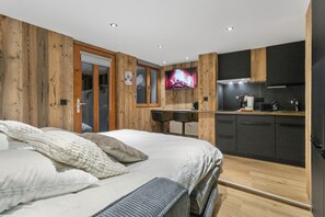 Iron/ironing board, travel crib, free WiFi, bed sheets