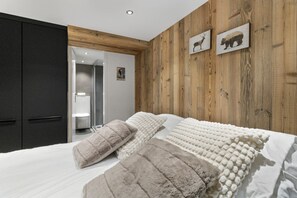Iron/ironing board, travel crib, free WiFi, bed sheets