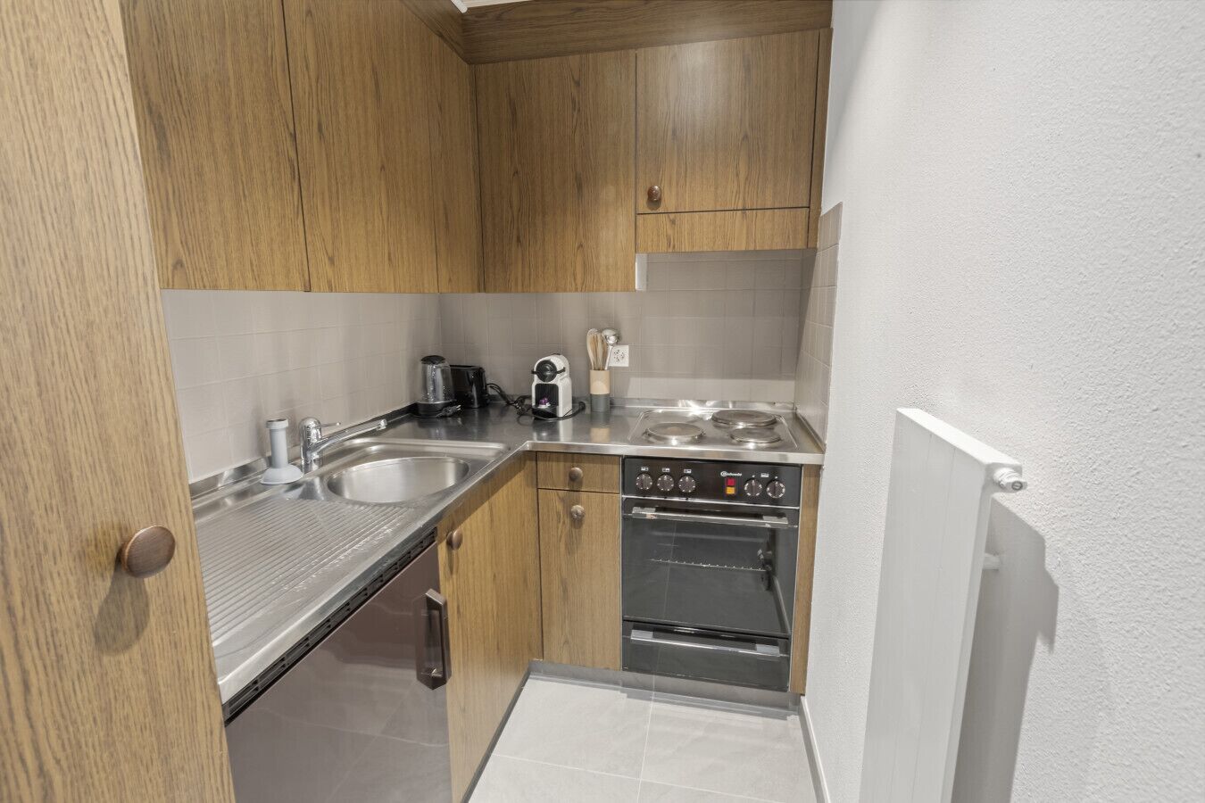 Fridge, oven, stovetop, coffee/tea maker