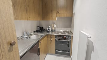 Kühlschrank, Ofen, Herdplatte, Wasserkocher mit Kaffee-/Teezubehör