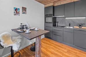 Frigorífico, microondas, horno y placa de cocina