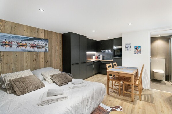 Iron/ironing board, free WiFi, bed sheets