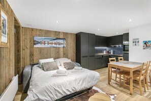 Iron/ironing board, free WiFi, bed sheets