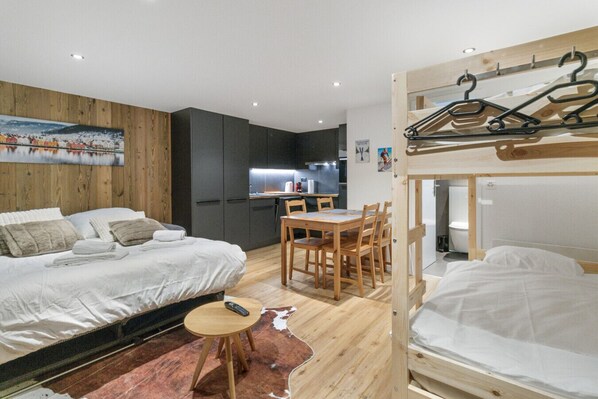 Iron/ironing board, free WiFi, bed sheets