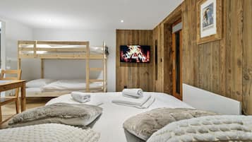 Tabla de planchar con plancha, wifi gratis y ropa de cama