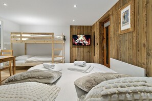 Tabla de planchar con plancha, wifi gratis, ropa de cama