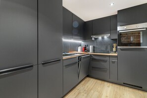 Kühlschrank, Mikrowelle, Ofen, Herdplatte