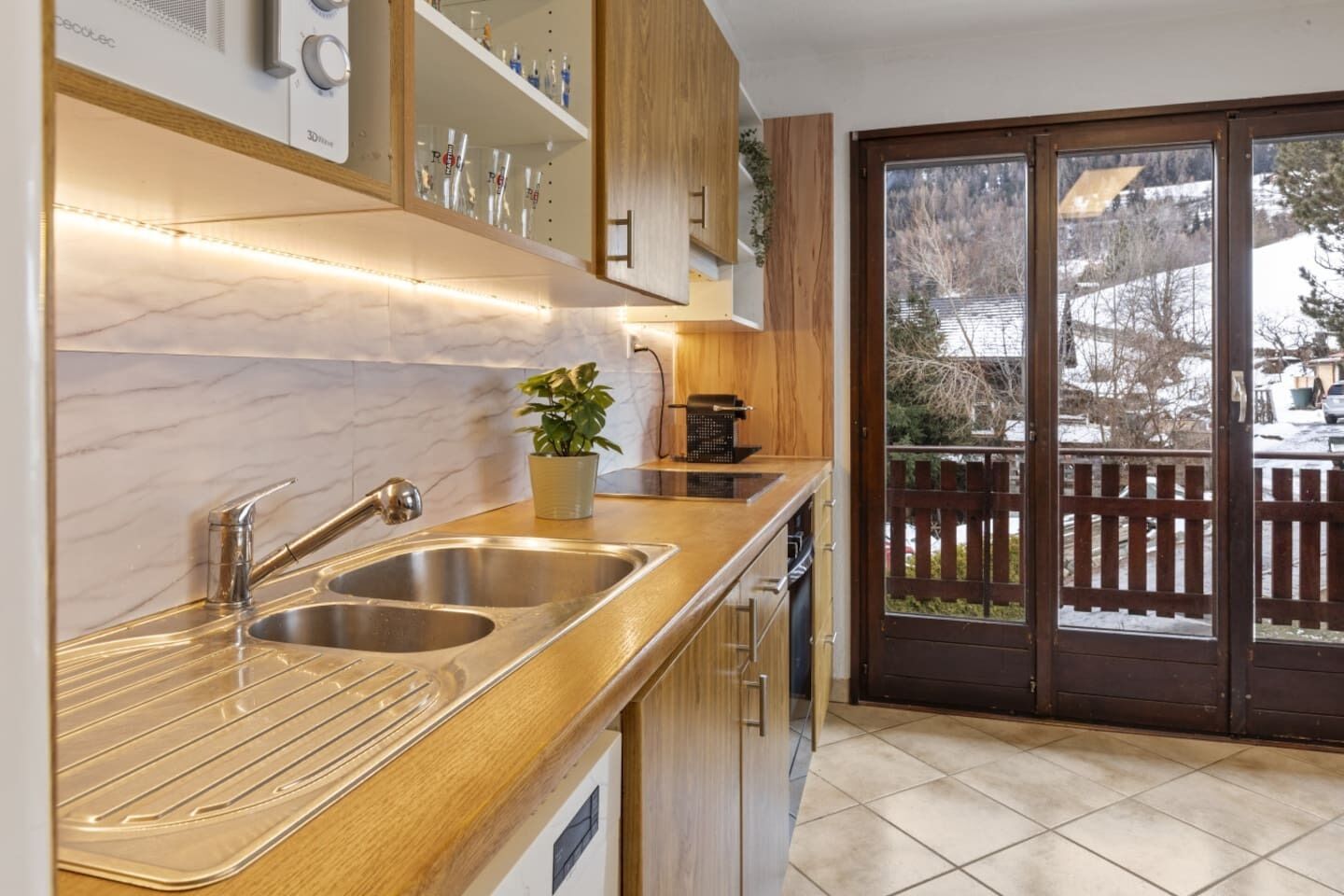 Frigorifero, microonde, forno, piano cottura