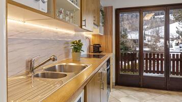 Frigorifero, microonde, forno, piano cottura