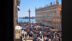 A crowded square with a large building featuring columns and statues. - Deluxe With St. Mark's Square View (Venezia)