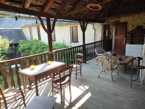 Outdoor dining - Beautiful old house with large terrace and view of the Ariege Pyrenees (Balaguères)