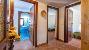 3 camere, una scrivania, ferro/asse da stiro, culla da viaggio