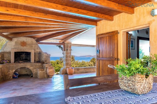 ClickSardegna Villa Julia, spectacular sea view with exclusive use swimming pool