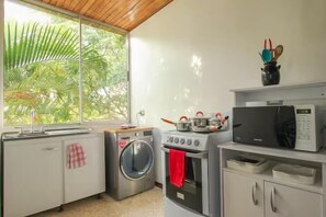 Réfrigérateur, four à micro-ondes, surface de cuisson, cafetière-théière