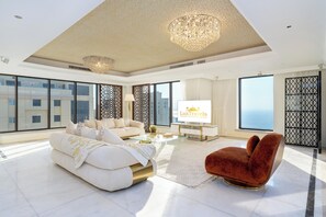 Cobertura superluxo, vista para o oceano | Área de estar | TV de tela plana 50 polegadas com canais a cabo, Netflix