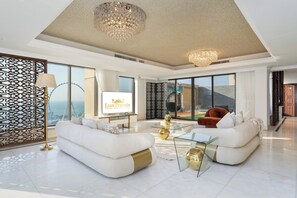 Penthouse Luxe, vue océan | Coin séjour | Télévision à écran plat de 50 pouces avec chaînes par câble, Netflix