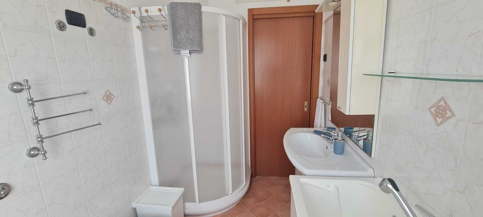 Ducha, secador de pelo, bidet, toallas