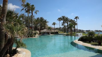 Kolam renang terbuka bermusim, payung kolam, kerusi lepak pantai