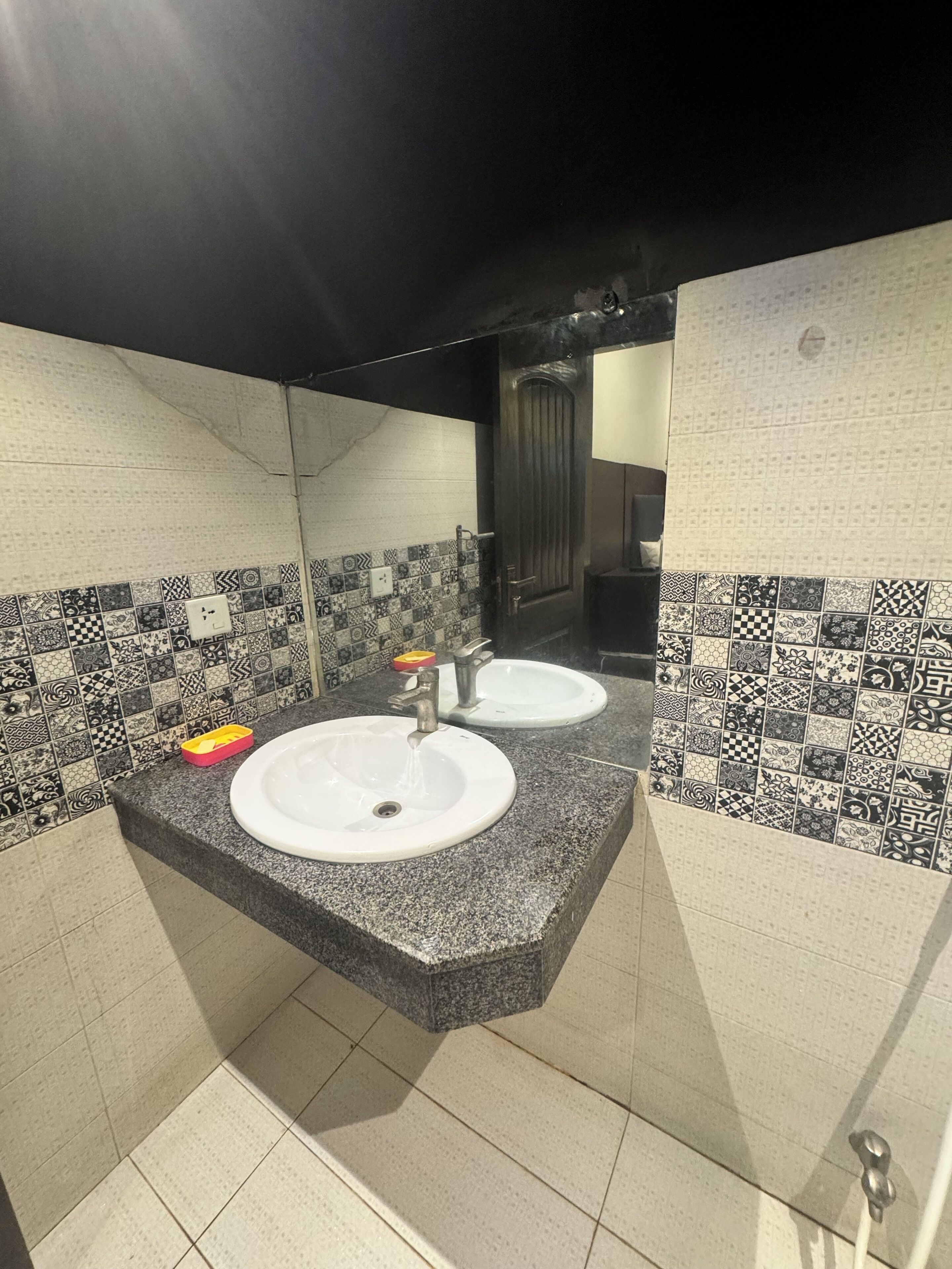 Een haardroger, handdoeken, zeep, toiletpapier