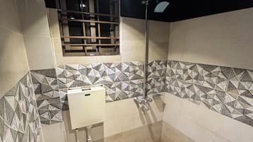 Secador de pelo, toallas, jabón y papel higiénico