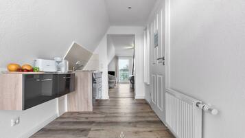 Kühlschrank, Herdplatte, Wasserkocher mit Kaffee-/Teezubehör, Toaster