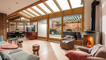 Tv, eldstad, ett bordtennisbord och en stereo