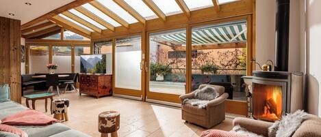 Televisión, chimenea, mesa de ping pong, estéreo