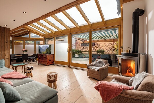 Télévision, cheminée, table de tennis de table, chaîne hi-fi