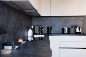 Kjøleskap, mikrobølgeovn, ovn og kokeplater