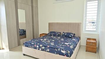 2 bedrooms, iron/ironing board, WiFi