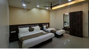 Superior Double Room | 1 bedroom, blackout drapes, soundproofing, free WiFi